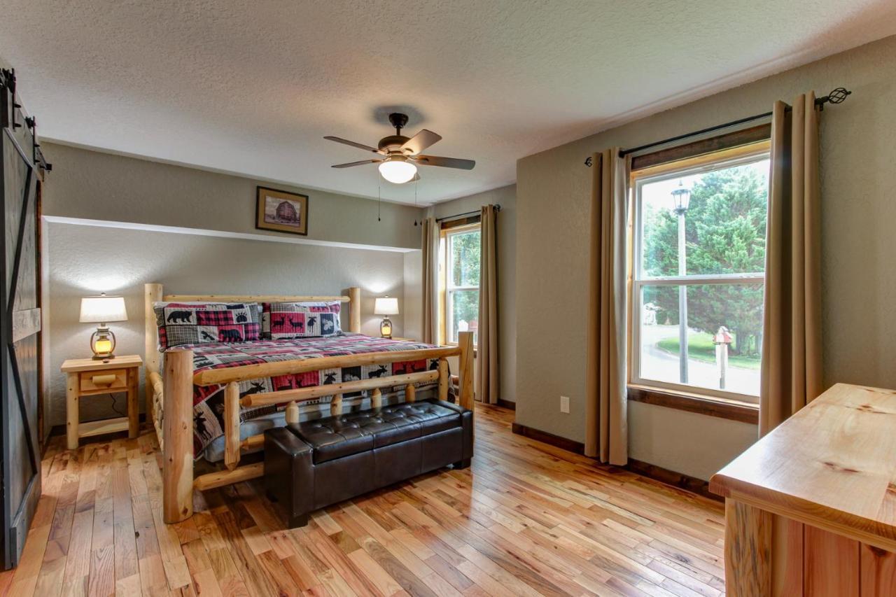 3 Master Bedrooms - Sleeps 10 - Location - Game Room - Hot Tub Pigeon Forge Exterior foto